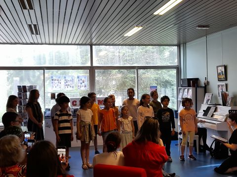 Chœur d'enfants du CRD de Laval Agglo  en train de chanter dans l'espace discothèque de la bibliothèque Albert Legendre